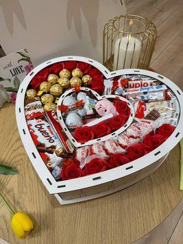Сладкий подарочный бокс для девушки с конфетами в форме сердца Размеры: 41/37/10 1188 фото
