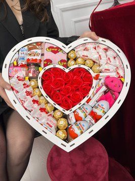 Сладкий подарочный набор в форме сердца с конфетами для девушки Размеры: 41/37/10 1175 фото