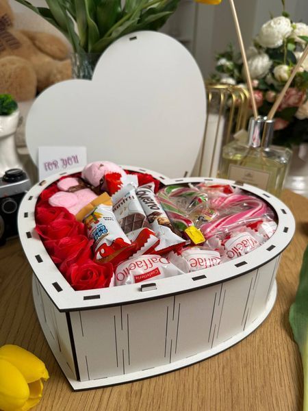 Подарунковий солодкий бокс з цукерками в дерев'яній коробці в формі серця набір для дівчини мами дружини подруги сестриРозміри: 25/28/8.5 1193 фото