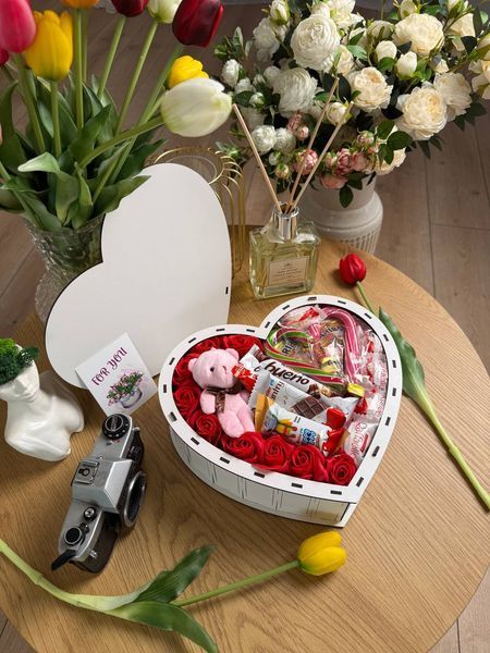 Подарунковий солодкий бокс з цукерками в дерев'яній коробці в формі серця набір для дівчини мами дружини подруги сестриРозміри: 25/28/8.5 1193 фото
