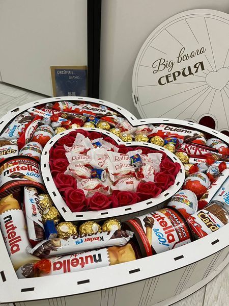 Огромный подарочный набор с конфетами в форме сердца Размеры: 560/470/12 1036 фото