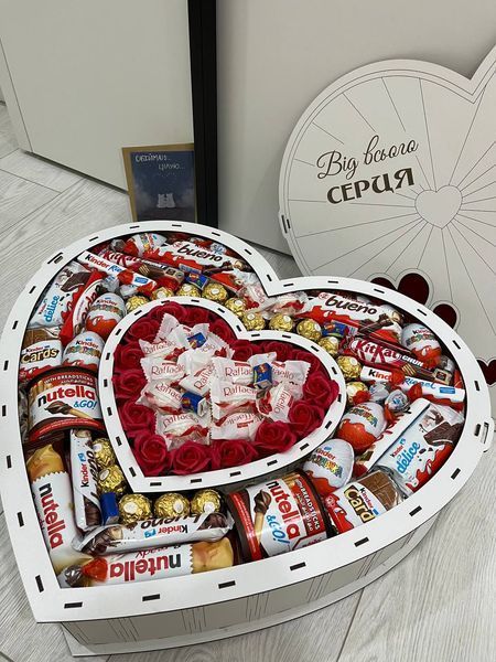 Огромный подарочный набор с конфетами в форме сердца Размеры: 560/470/12 1036 фото