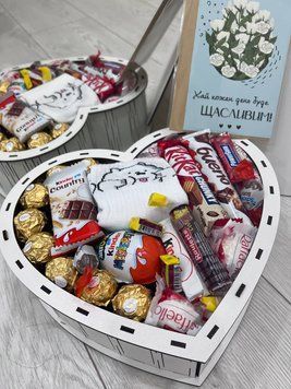 Подарунковий бокс солодкий в формі серця з цукерками в дерев'яній коробці для дівчини подруги мами дружини Розміри: 25/28/8.5 1087 фото