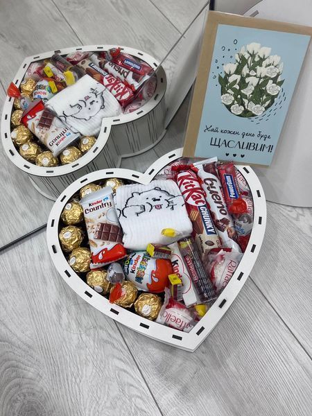 Подарунковий бокс солодкий в формі серця з цукерками в дерев'яній коробці для дівчини подруги мами дружини Розміри: 25/28/8.5 1087 фото