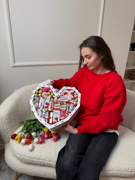 Сладкий подарочный бокс для девушки с конфетами в форме сердца Размеры: 41/37/10 1187 фото