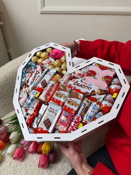 Сладкий подарочный бокс для девушки с конфетами в форме сердца Размеры: 41/37/10 1187 фото
